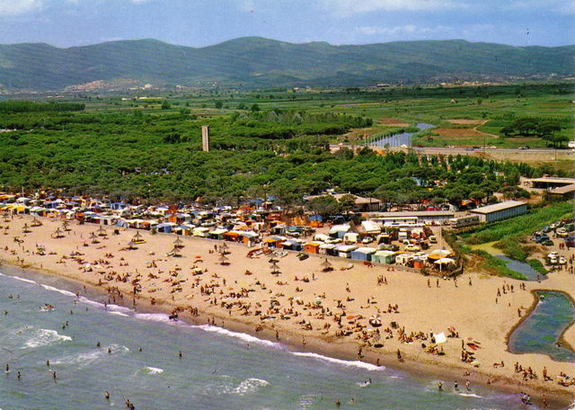 Postal de los años 60 del camping "Tres Estrellas" de Gavà Mar donde se ve la Murtra
